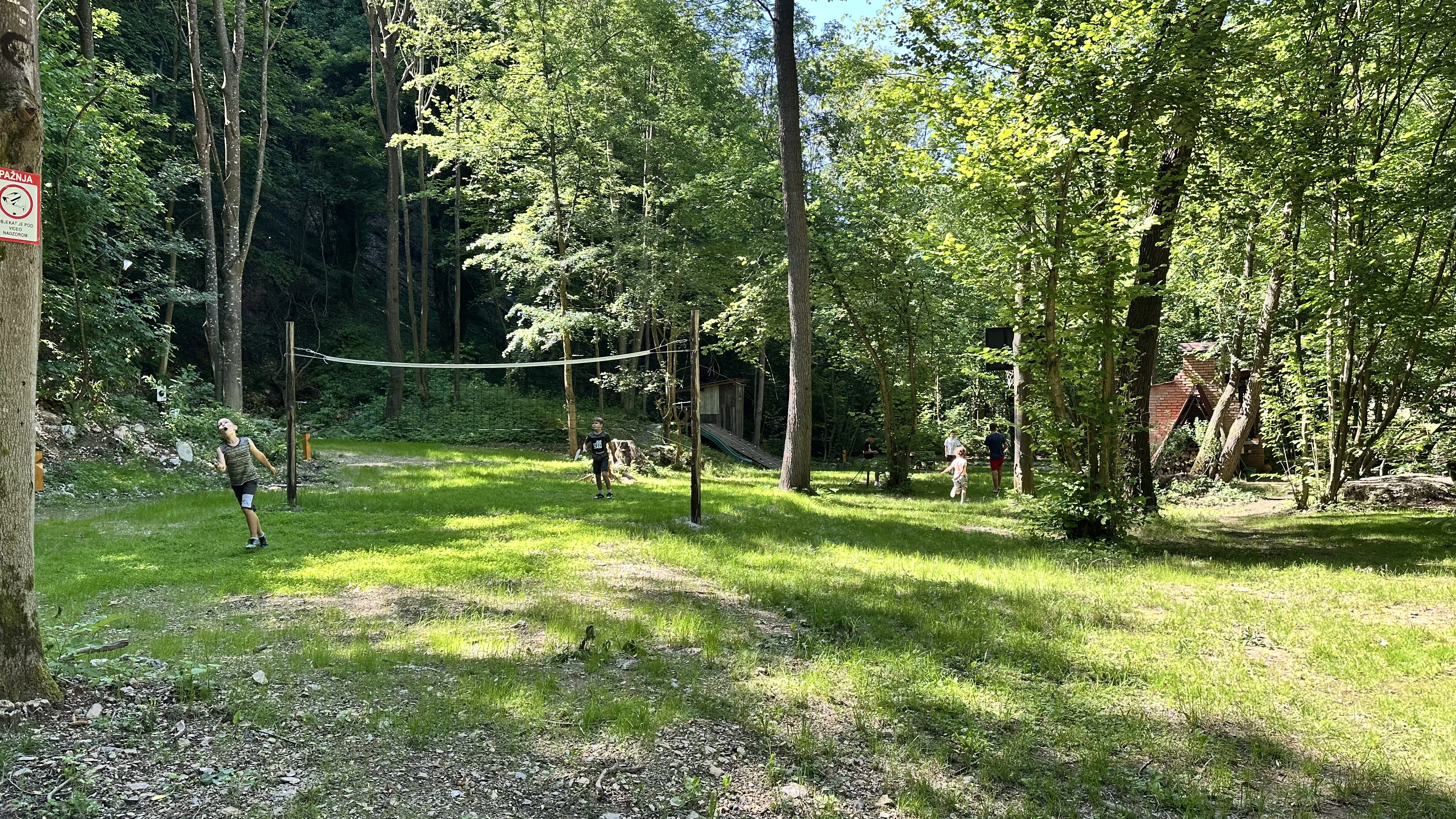 Deca u igri na imanju — fotografija 2